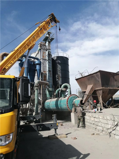 鹤庆县设备搬运等各类工程项目中，吊车起着关键作用