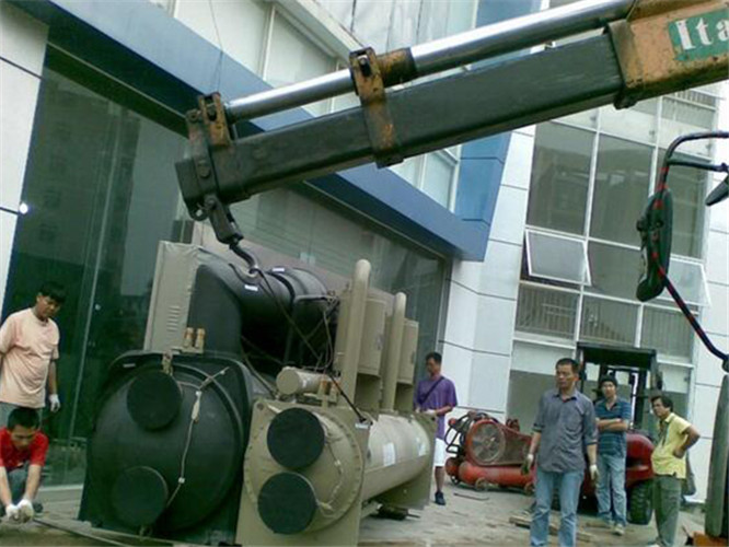 鹤庆县随车吊和汽车吊的核心区别是什么？哪种更省钱？